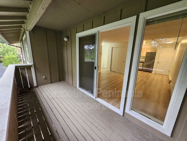 Foto del edificio - 45 NE Torval Canyon Rd