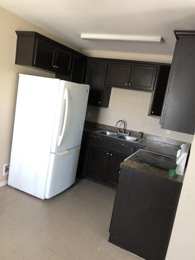 Building Photo - 2901 E De La Rosa Drive - C