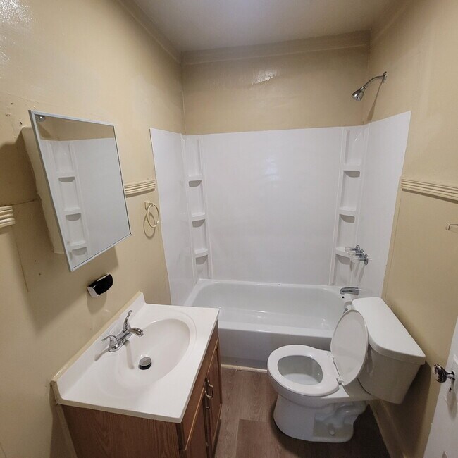 Building Photo - 2 Bedroom conveniently located near the thriving Twin Aire neighborhood