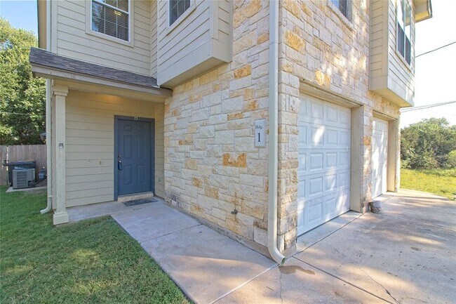 Foto del edificio - 2903 Whisper Oaks Ln