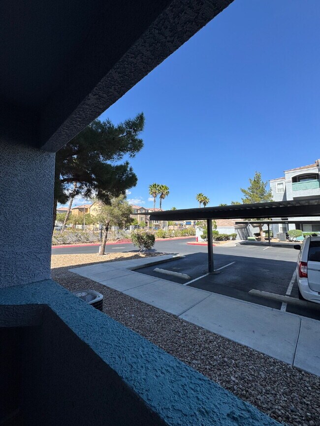 Foto del edificio - One bedroom, one full bath, FULL sized washer/dryer, with one carport AND a detached garage