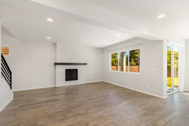 Building Photo - Simply Gorgeous 5 Bedroom 3 Bath Newer Con...