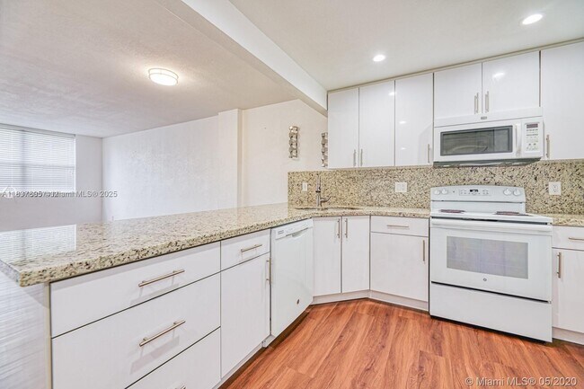 Foto del edificio - 9001 SW 77th Ave