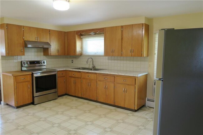 Building Photo - 241 Huxley Ave