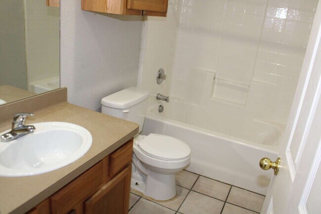 Building Photo - 421 Myers Cir