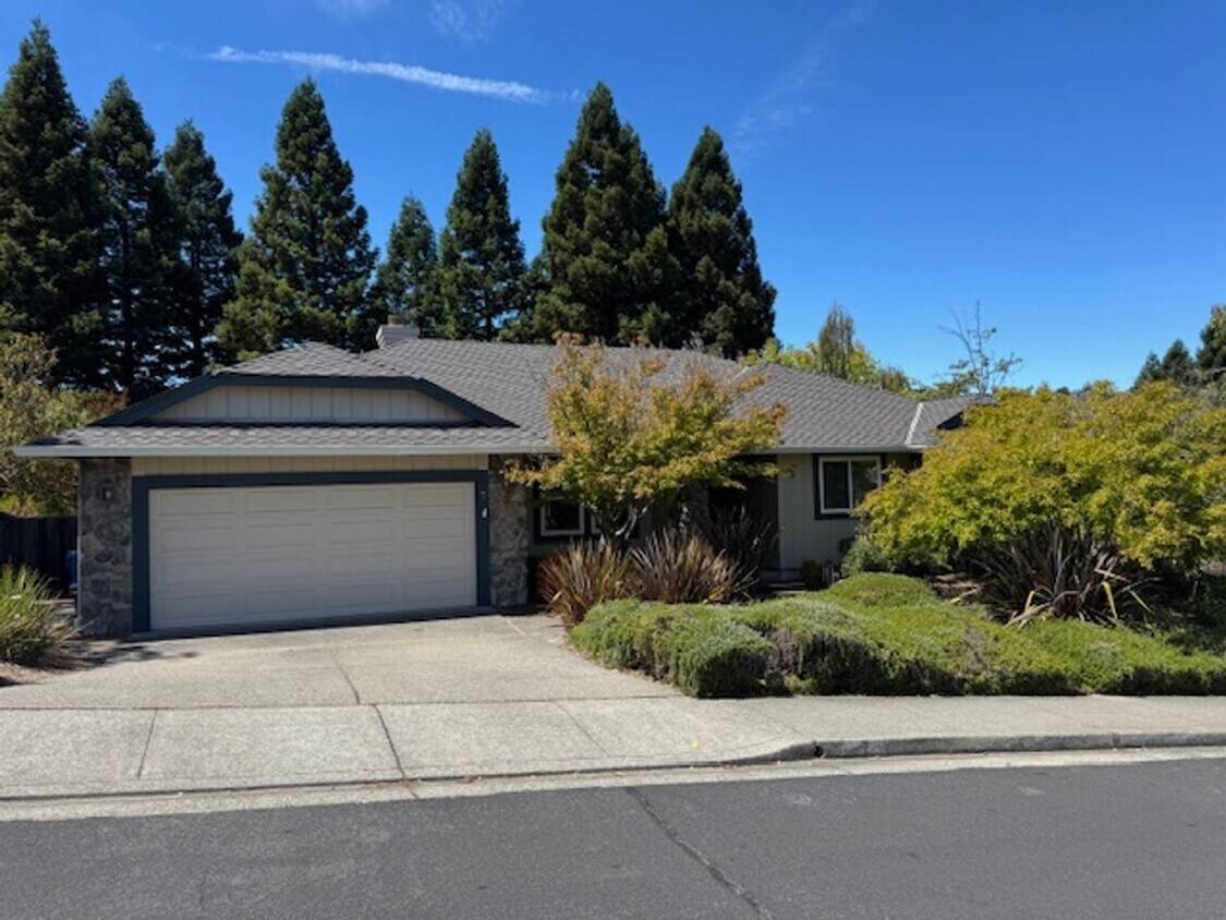 Foto principal - Spacious 4 bedroom, single level home in M...