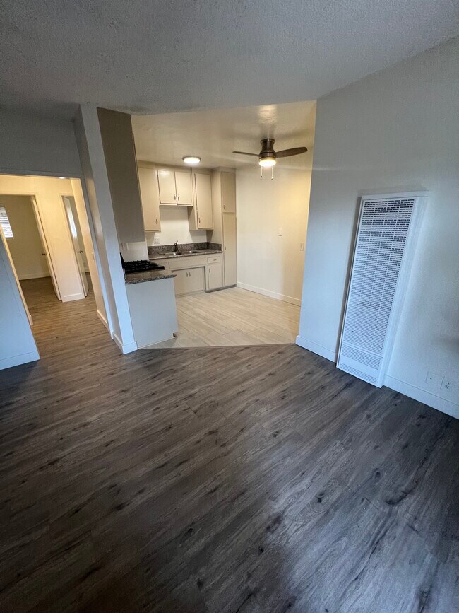 Sala de estar y cocina - 821 W Colden Ave