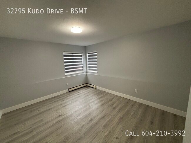 Photo du bâtiment - Bright Basement Suite with Large Bedrooms