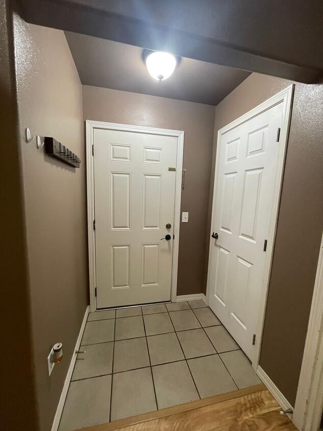 Primary Photo - Town House in Post falls