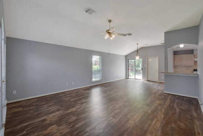 Building Photo - 855 Lake View Dr