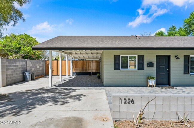 Building Photo - 1226 W Rancho Dr