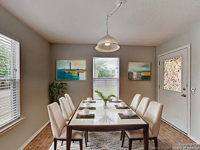 Foto del edificio - OPEN FLOOR PLAN  |  2 LIVING AREAS  |  4 B...