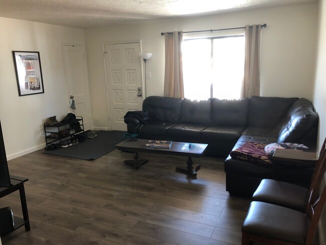 Ejemplo de primera sala de estar junto a la entrada principal. El alquiler no está amueblado. - 808 La Veta Dr NE