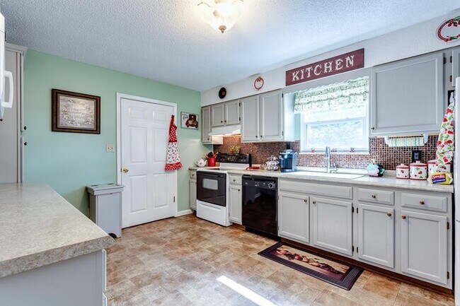 Building Photo - Beautiful and spacious 3 bedroom 2 bathroo...