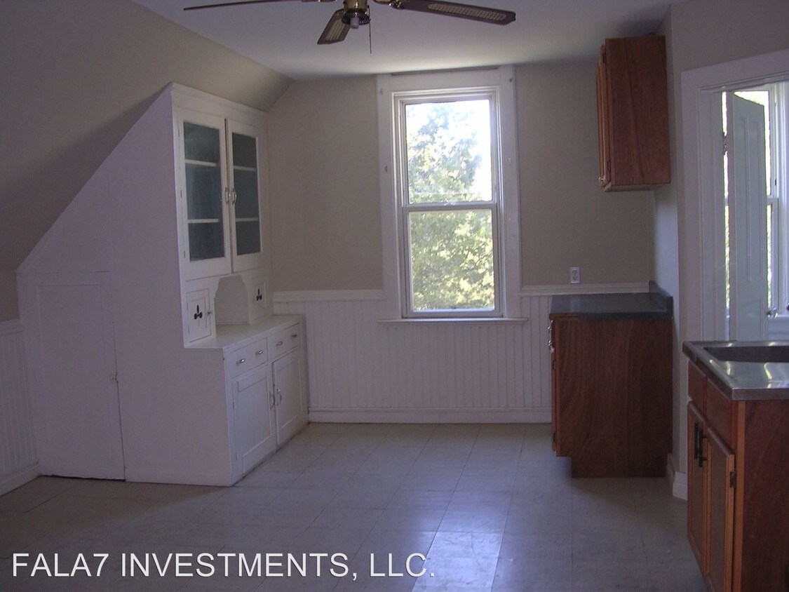 Primary Photo - 2761 N Holton St