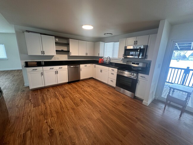 Foto del edificio - Remodeled and spacious home in Burbank