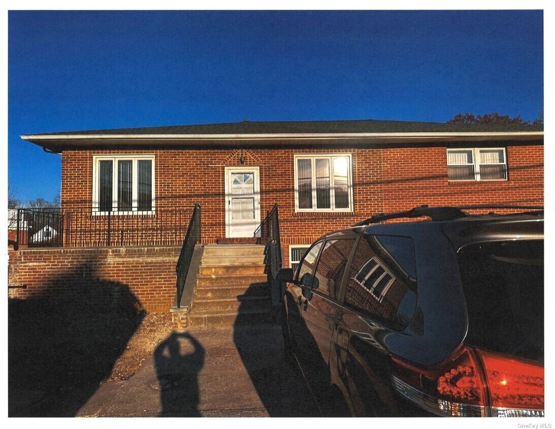 Building Photo - 514 Sweet Hollow Rd