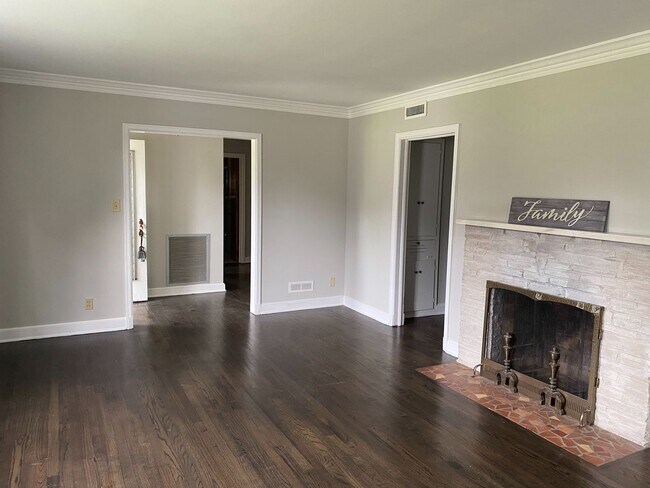 Building Photo - Large Beautiful Space!!!