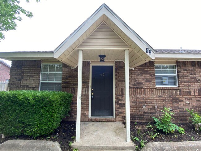 Building Photo - TWO BEDROOM DUPLEX IN FARMINGTON AR!!