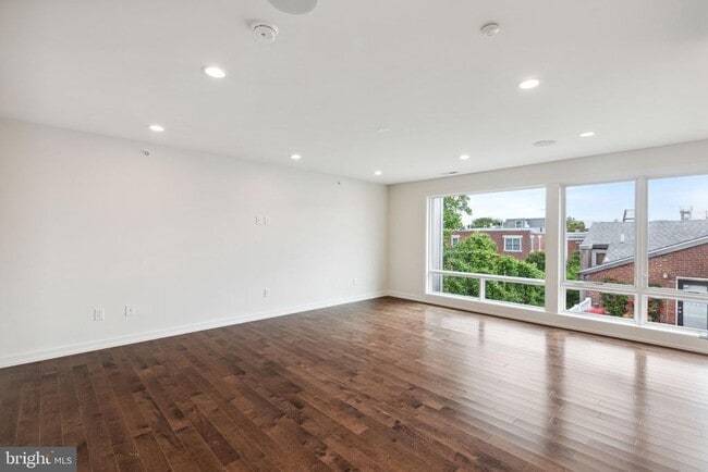 Building Photo - 708 S Sartain St