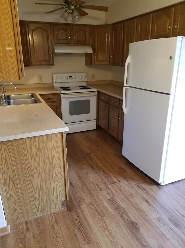 Foto del edificio - 2 Bedroom, 1.5 Bath Townhouse in Clinton, IA