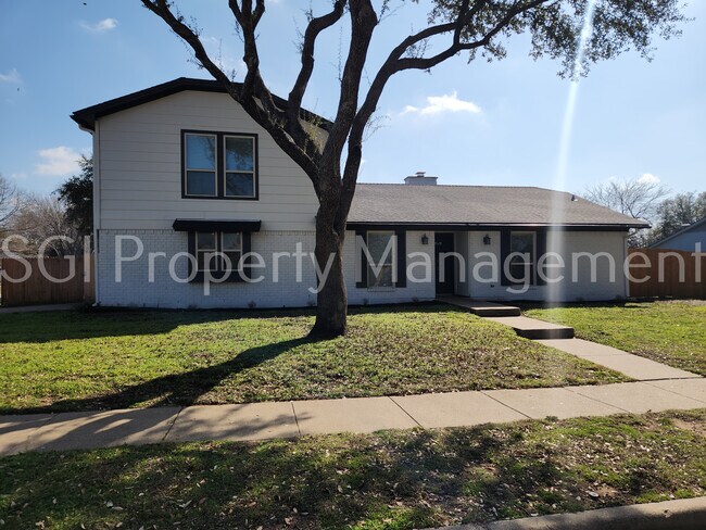 Foto del edificio - Gorgeous home with pool ready for move in
