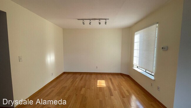 Building Photo - 3 br, 2.5 bath House - 18 Sath Court