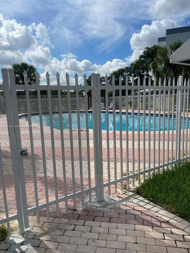 Foto del edificio - 9375 Fontainebleau Blvd