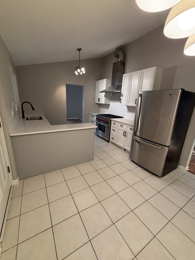 Building Photo - 608 Lavergne Ave