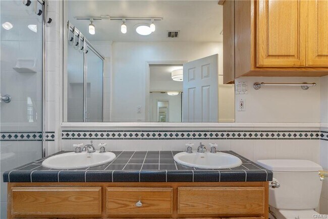 Building Photo - 355 W Linden Ave