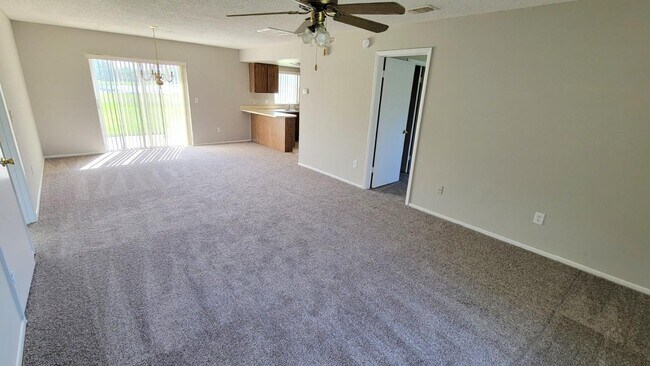 Foto del edificio - 985 Hickory Ct