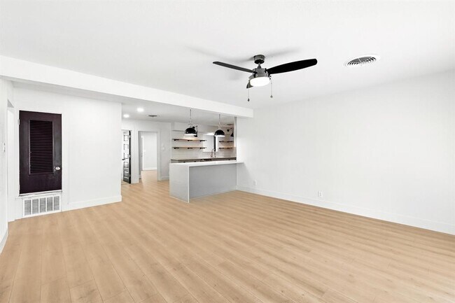 Foto del edificio - 6906 Twin Crest Dr