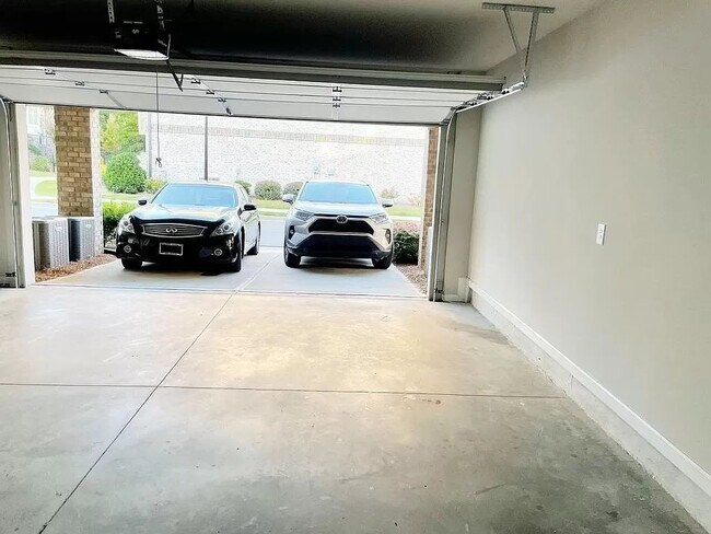 Building Photo - 1076 Township Square, Unit 1076