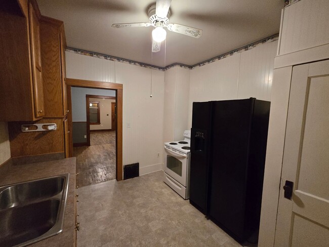 Building Photo - 2 bedroom plus large bonus room, large liv...