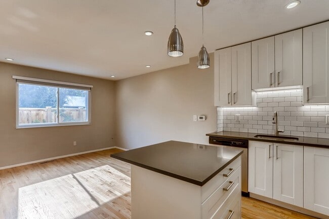 Building Photo - Charming Downtown Boulder Unit Steps from Pearl Street-Available August 1!