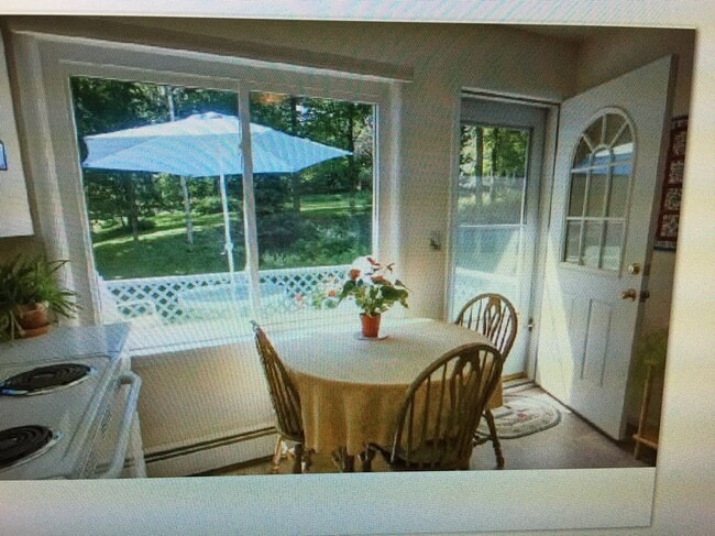 eat in kitchen - 300 Southside Dr