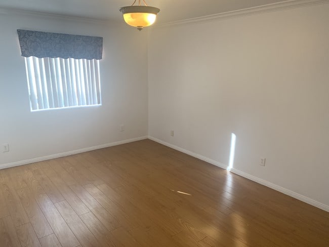 Building Photo - 1754 N Alexandria Ave