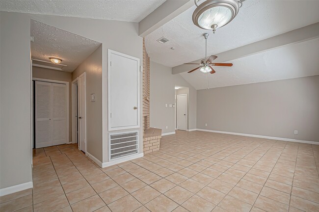 Foto del edificio - 7111 Village Lake Dr