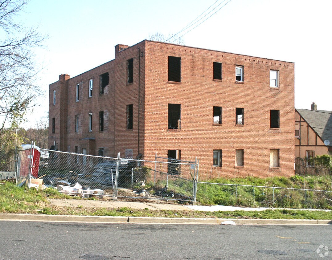 Building Photo - 4000 D St SE