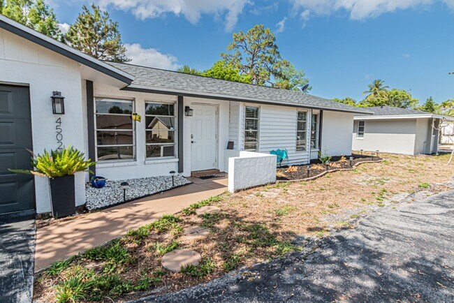 Building Photo - Pet-Friendly Home with Private Pool in Des...