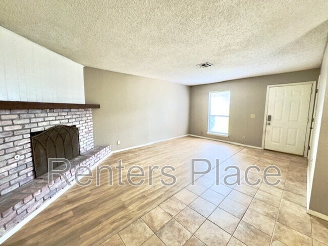 Building Photo - 4809 S Gum Ave
