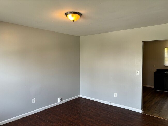 Building Photo - 3 Bedroom