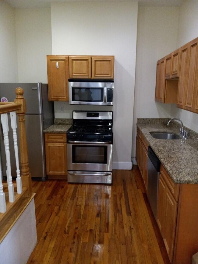 Building Photo - 227 Roxbury St