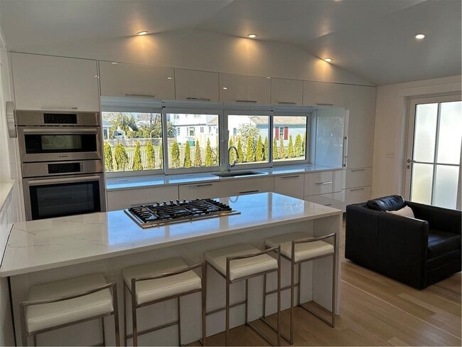 Foto del edificio - 76 Memorial Blvd