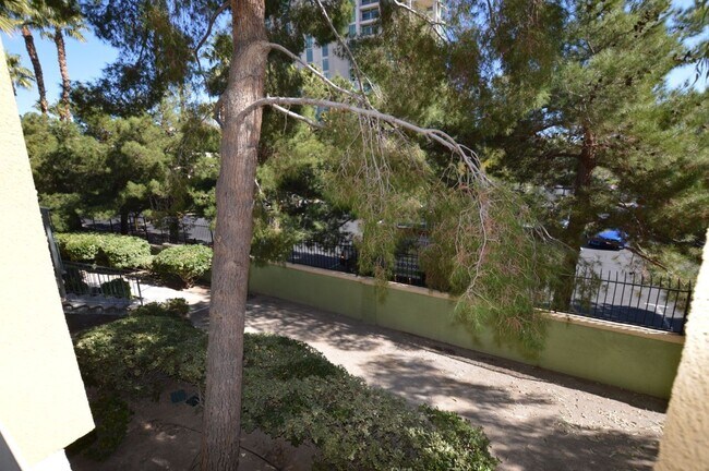 Building Photo - Meridian Furnished 2 Bed | 2 Bath Condo wi...