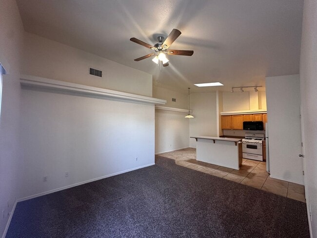 Building Photo - 3 Bedroom 2 Bathroom Duplex