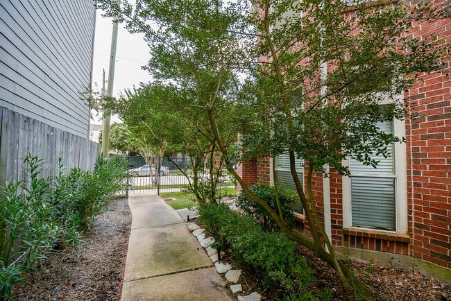 Building Photo - 1747 Hadley St