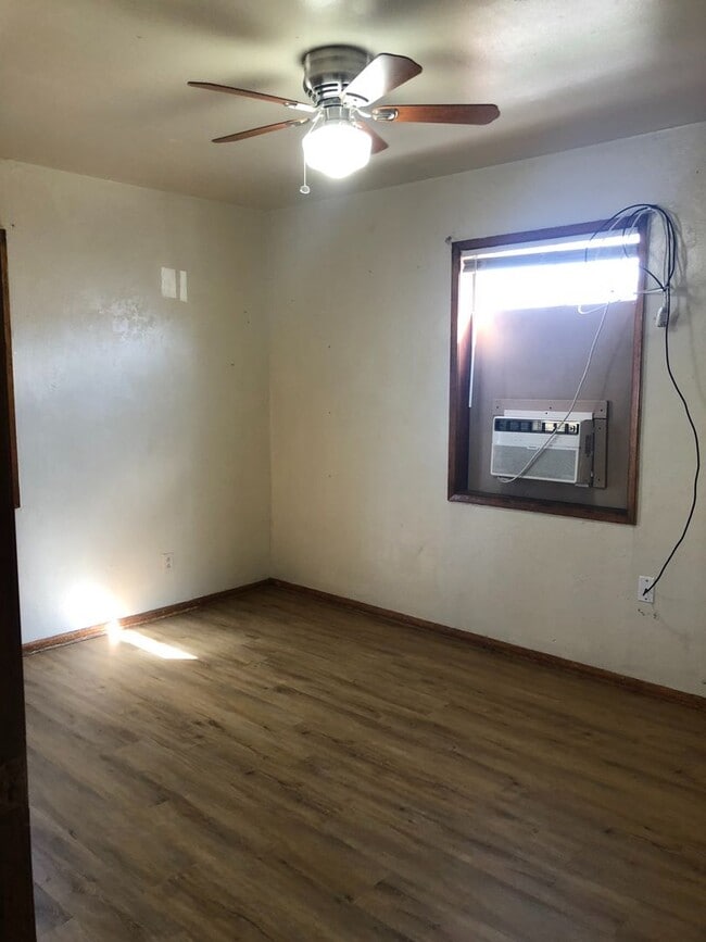 Building Photo - Paramount Duplex 2 Bedroom, 1 Full Bathroo...