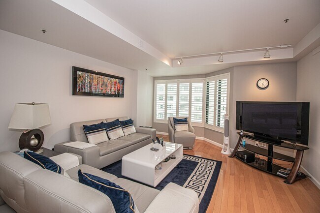 Foto del edificio - Fully Furnished 2-Bedrooms + Office, 2-Bath Townhome in Opera Plaza | AMSI | Alexandr Metlinski