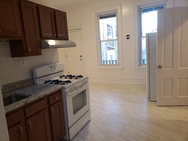 Foto del edificio - 231 W 23rd St